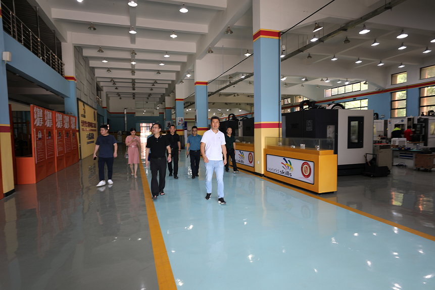 株洲市总工会副主席刘必林一行来半岛在线注册调研