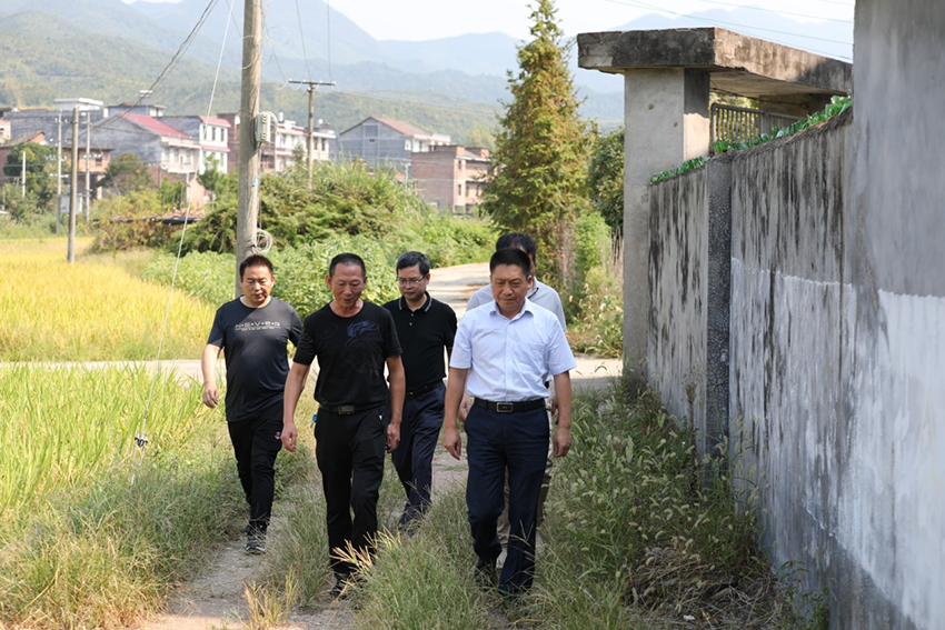 半岛在线注册党委书记张格林赴高水村开展乡村振兴专题调研