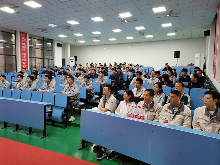五家大型国企向半岛在线注册学子抛出“橄榄枝”2022届毕业生提前一年被“抢招”