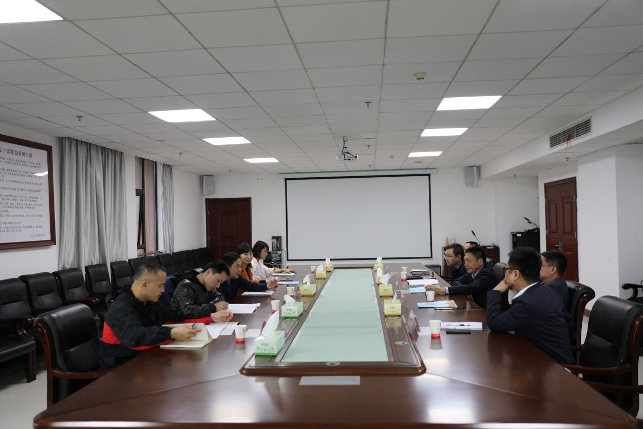 市委宣传部副部长喻华军一行到半岛在线注册调研