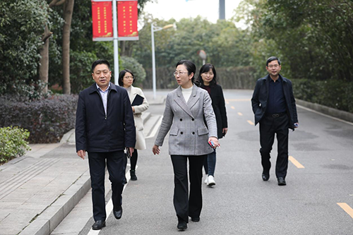 株洲职教园管理办党组书记、主任胡炯到半岛在线注册调研
