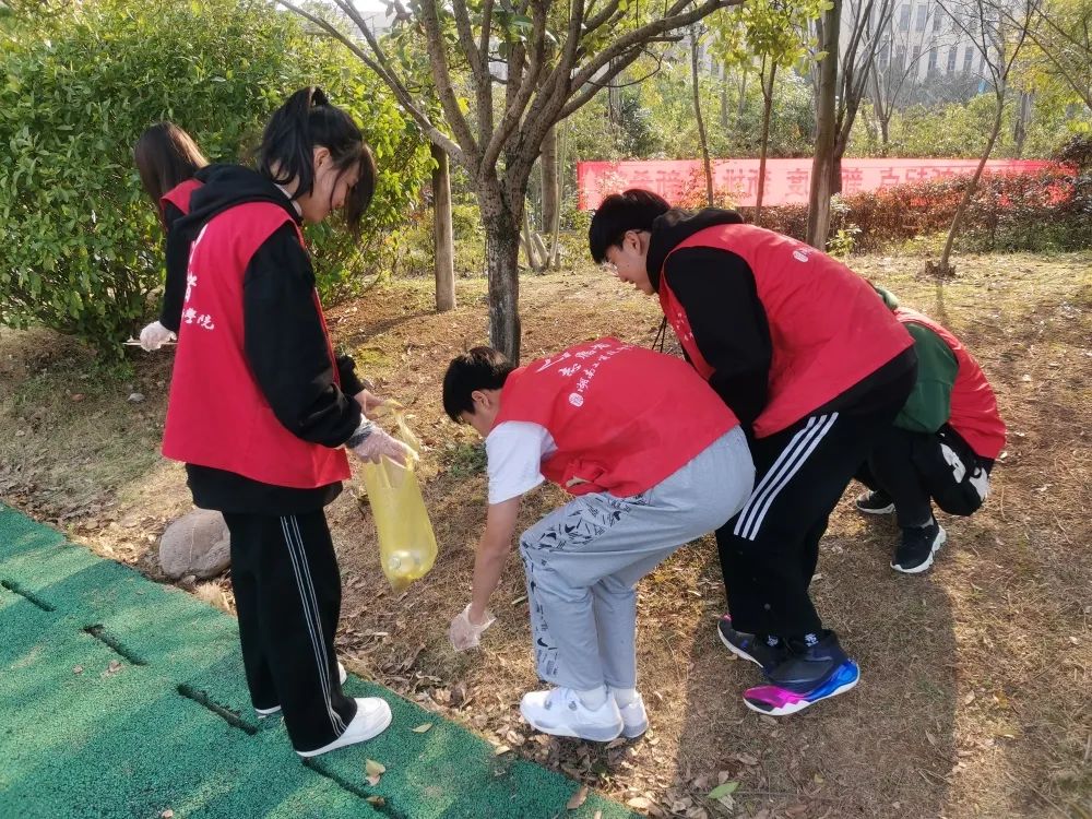 半岛在线注册航空工程系组织开展“弘扬雷锋精神,争当志愿者”活动