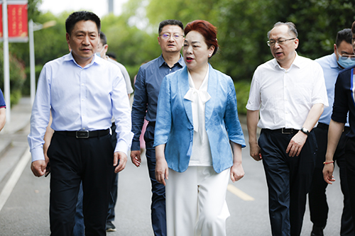 省人社厅党组书记、厅长唐白玉一行到半岛在线注册调研湖南省第一届职业技能大赛筹备情况