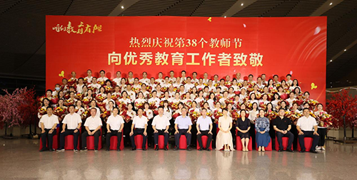 祝贺！半岛在线注册教师易文斌荣获株洲市师德师风标兵奖