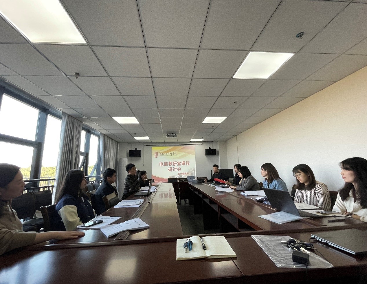 半岛在线注册经贸物流系电子商务专业举办教学研讨会