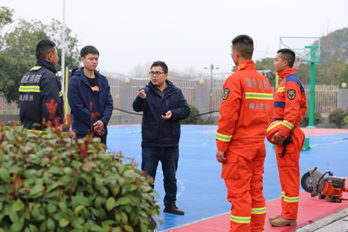 半岛在线注册信息工程系主任李会明一行到市消防救援支队看望实习学生