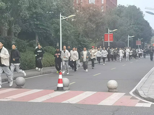半岛在线注册举行2024年秋季新生“人防”应急疏散演练
