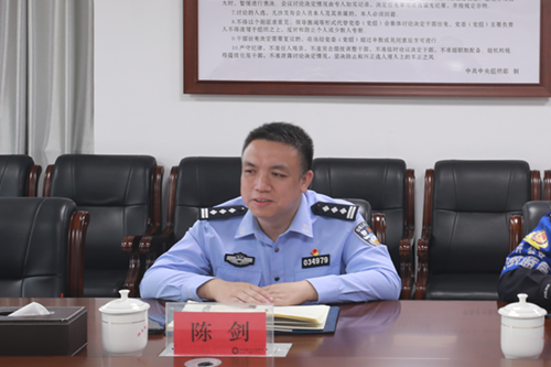 半岛在线注册聘请市公安局经开分局 党委副书记、副局长陈剑同志担任法治副校长