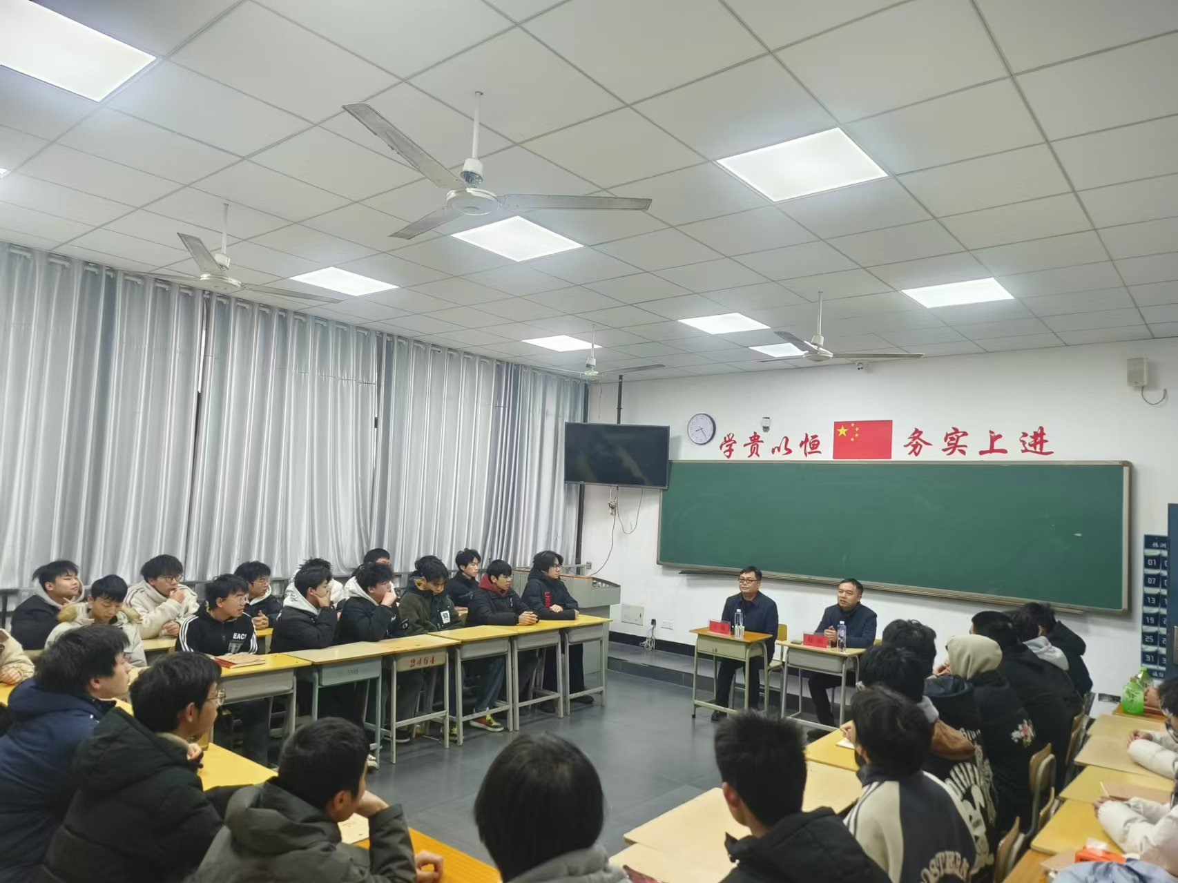 半岛在线注册党委委员、副院长王斌到数模技师2401班交流座谈