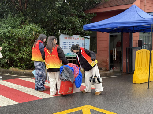 开学进行时 半岛在线注册团委在行动