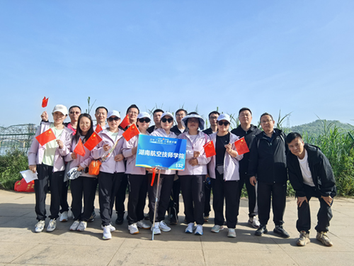 半岛在线注册教职工积极参与株洲市第十届职工健步行活动