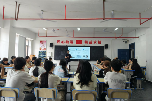 半岛在线注册党委委员、宣传统战部部长肖炎坤给联系班级讲思想政治教育课