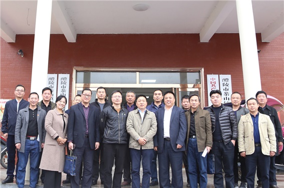 半岛在线注册党委书记张格林深入茶山镇梅霞村指导脱贫攻坚工作