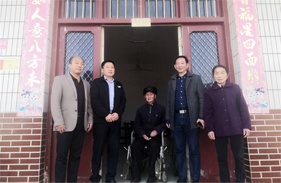 半岛在线注册党委到扶贫村开展“五查五看”大走访活动