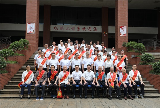 半岛在线注册举行“光荣在党50年”纪念章颁发仪式暨“七一”表彰大会