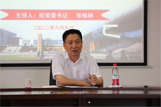 半岛在线注册党委书记张格林深入系部与学生交流座谈