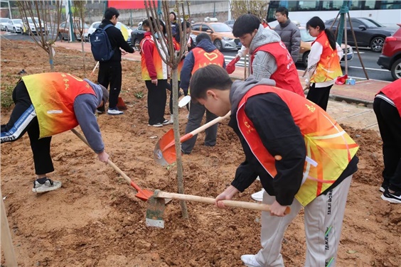 “我在株洲有棵树”—半岛在线注册团委组织开展学雷锋活动月之植树活动
