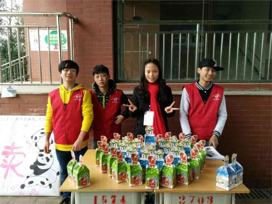 “苹果传递爱心，义卖接力希望” ——半岛在线注册青协举行苹果义卖募捐活动