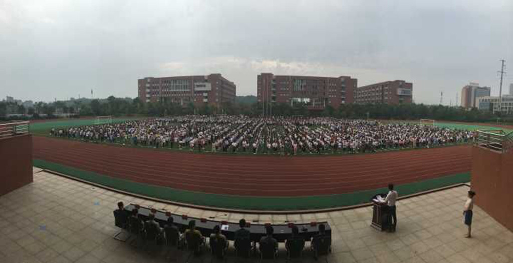 半岛在线注册举行2016年秋季新学期开学典礼暨升国旗仪式