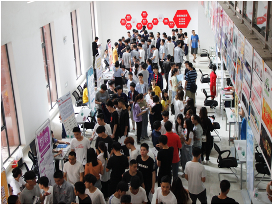 半岛在线注册2019届实习生“双选会”（第二场）火热进行