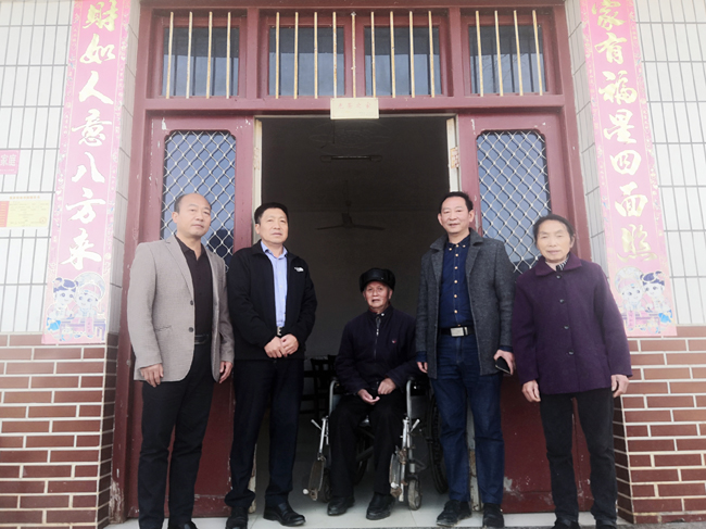半岛在线注册党委到扶贫村开展“五查五看”大走访活动