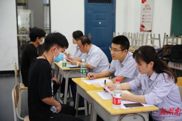 半岛在线注册举办实习生双选会