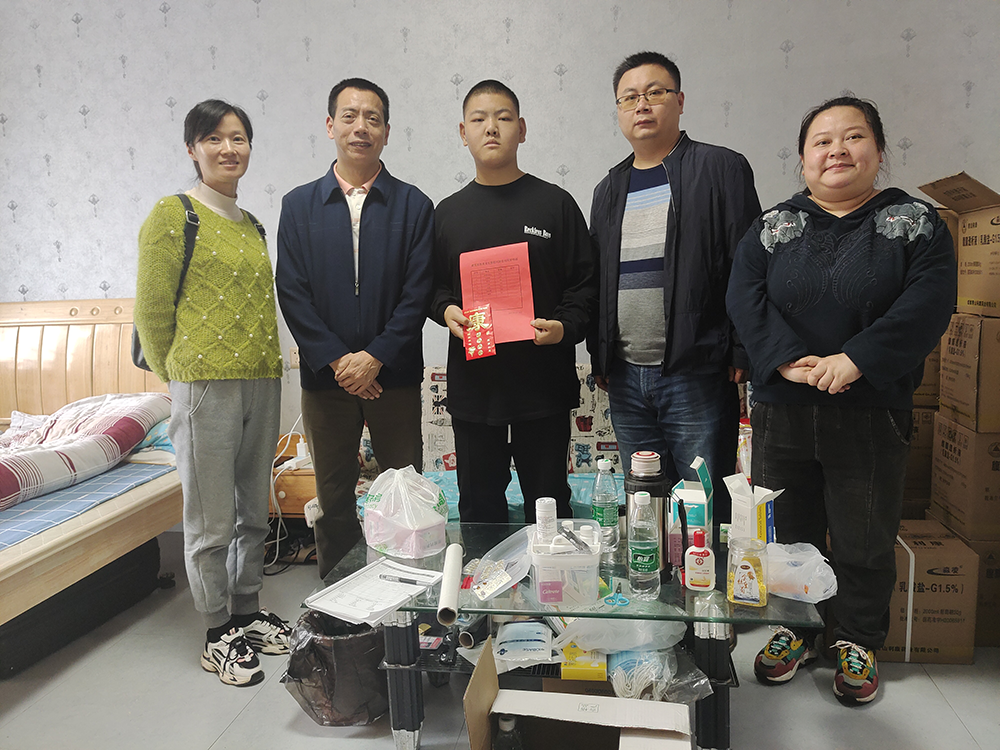 “我为师生办实事”——半岛在线注册建筑装饰系党支部帮扶身患重病的谢佳伟同学