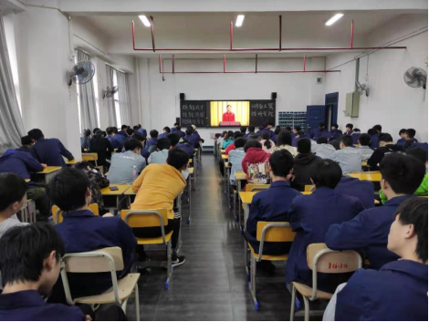 半岛在线注册组织师生观看“技能成才技能报国”先进事迹视频报告会